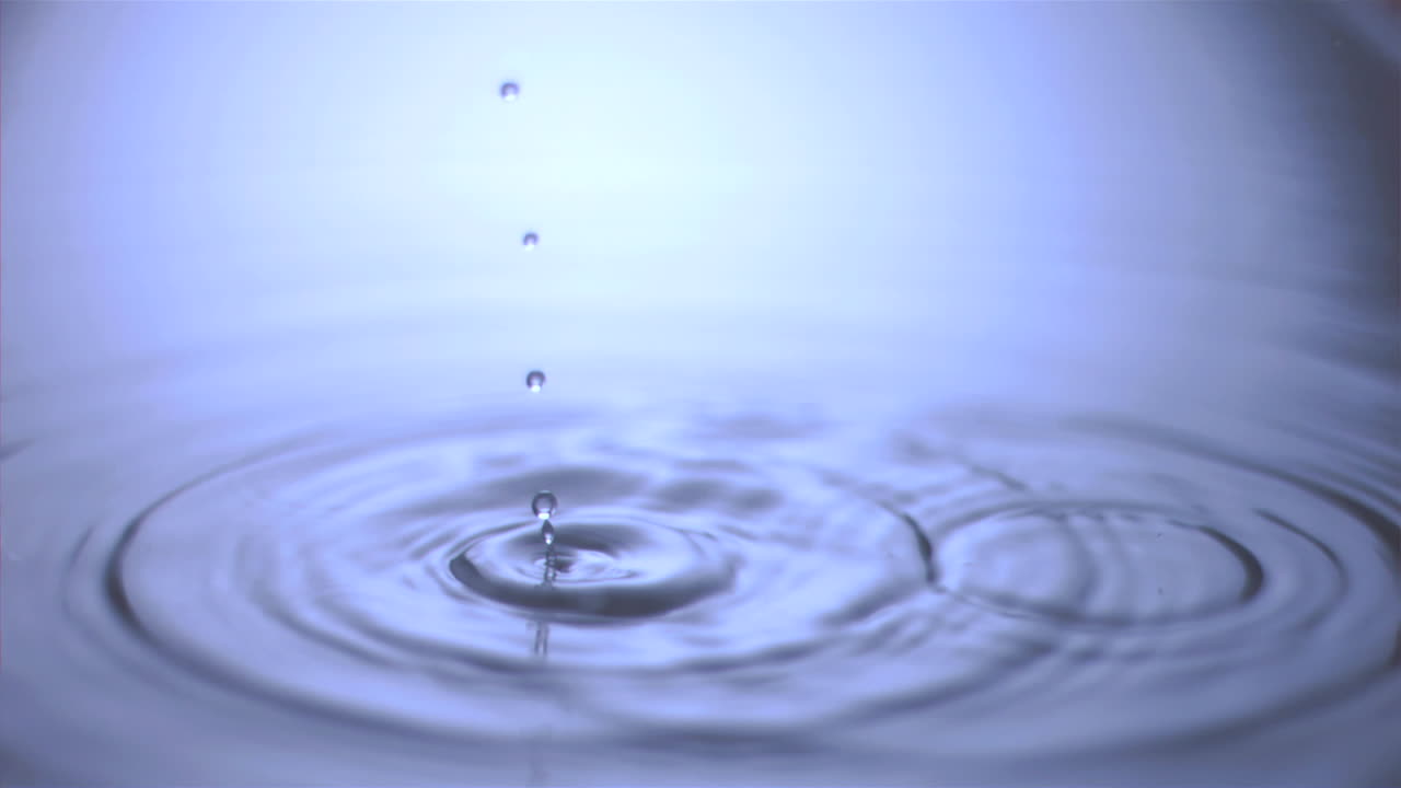 물방울이 슈퍼 느린 동작으로 물 위에 떨어집니다.