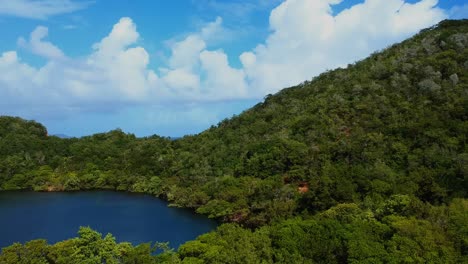 asombrosa vista aérea de un lago salado ubicado en el caribe