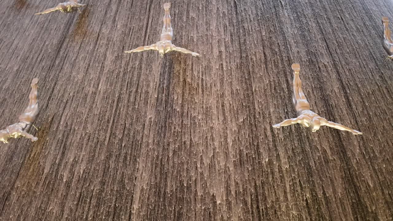 esculturas de buzos en una cascada en cascada