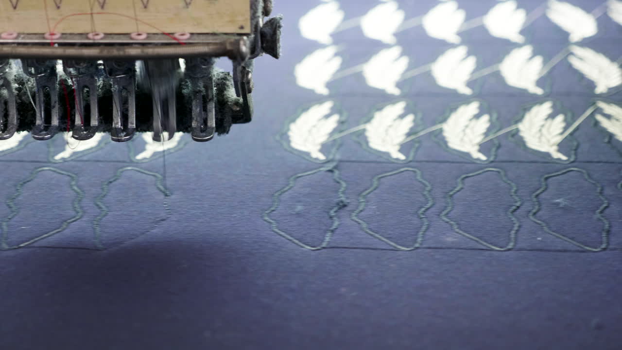 매기 기계 매 로고를 천 조각에 매는 산업