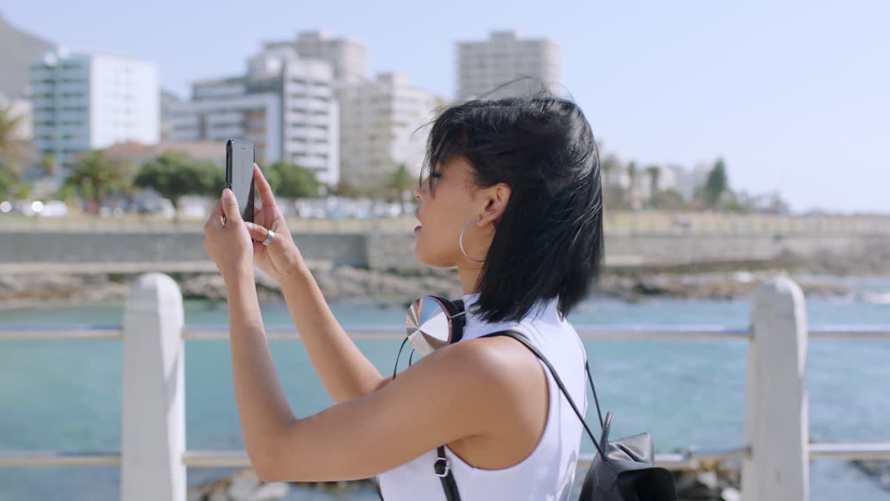 playa, viajes y mujer grabando video por teléfono