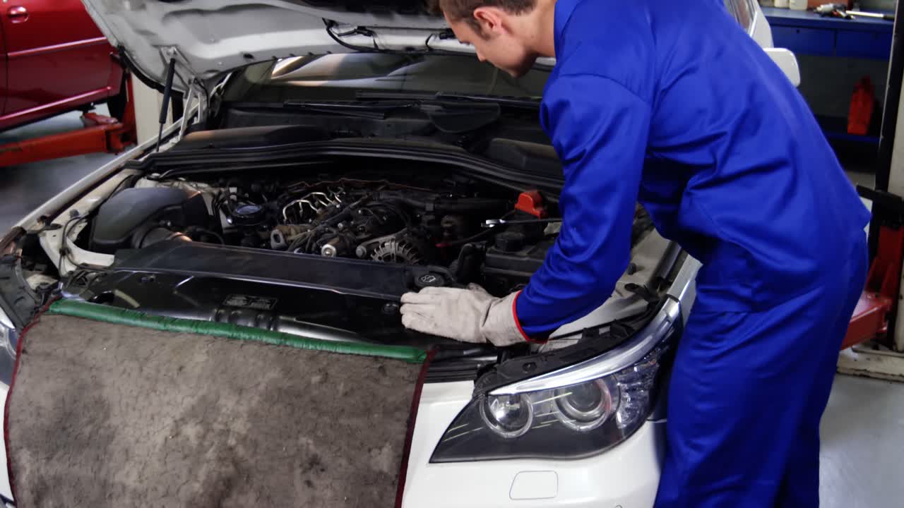 mecánico de mantenimiento de un motor de automóvil