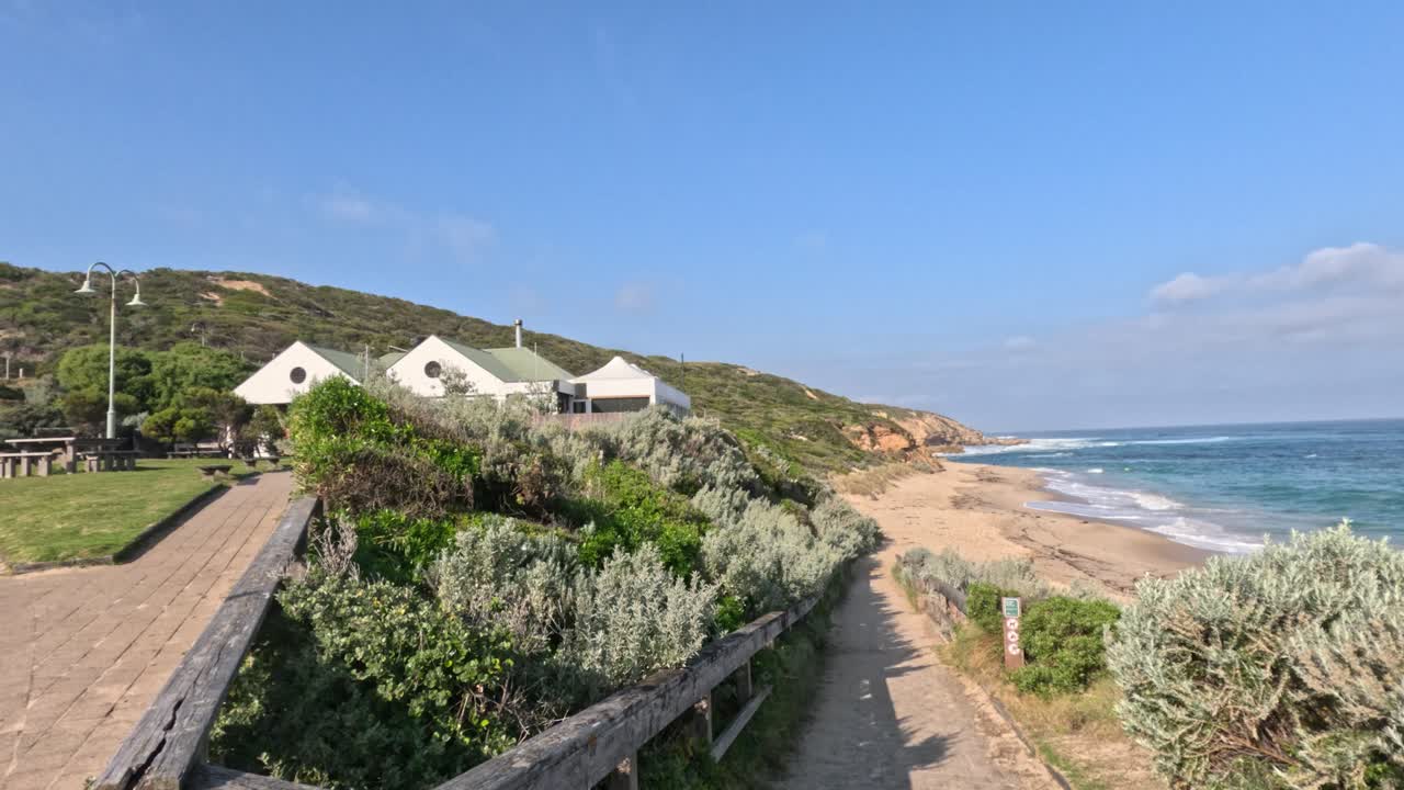 바다를 볼 수 있는 경로와 해안 식물