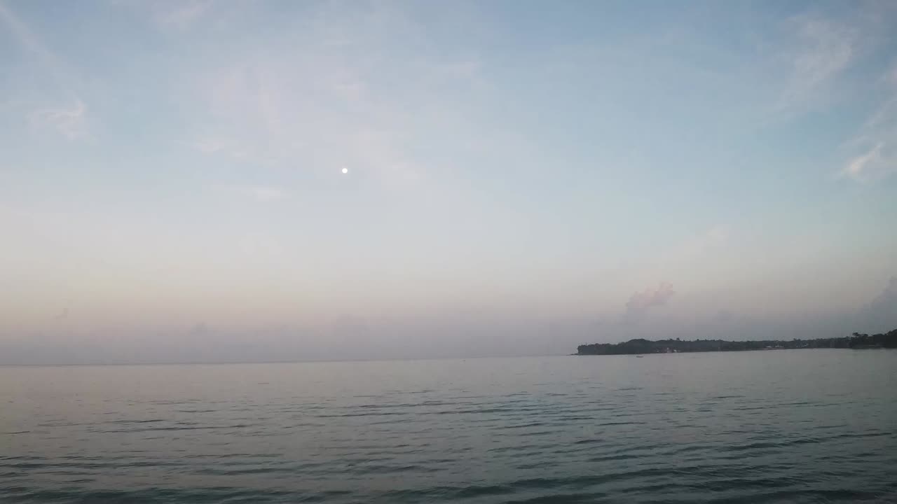 아시아의 열대 국가에서 놀라운 일몰 중에 달의 아름다운 타임 스