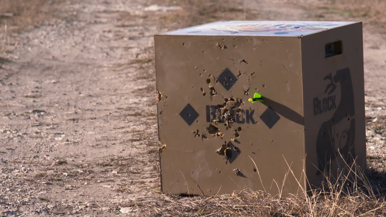 대상을 때리는 화살이나 볼트의 슬로우 모션