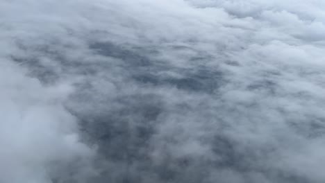 vista aérea desde la cabina de un jet durante el descenso para el enfoque en un día nublado