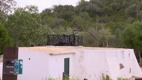 una vieja bomba de agua que solía ser impulsada por una mula o burro en la rueda giratoria