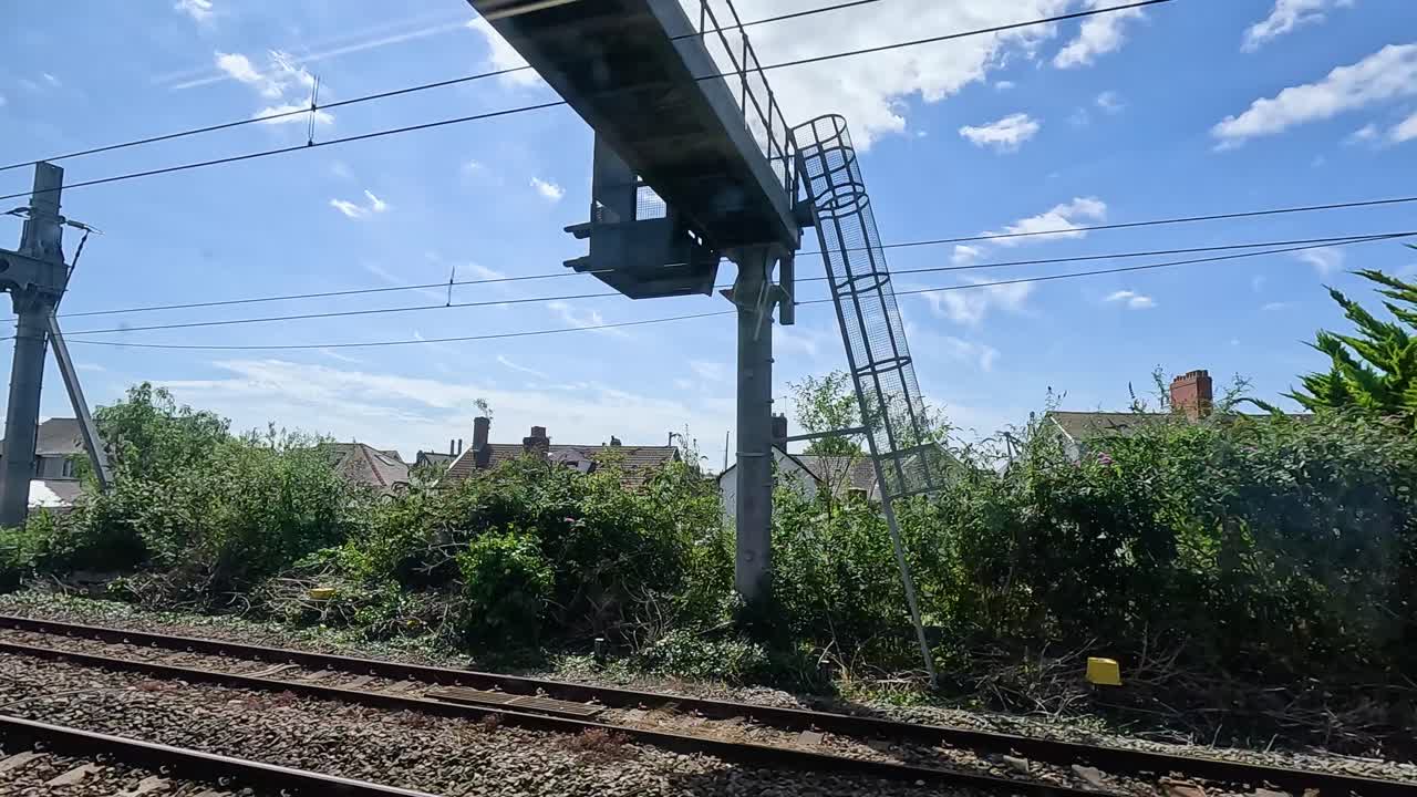 카디프의 교외 풍경을 지나가는 경치 좋은 열차 타기