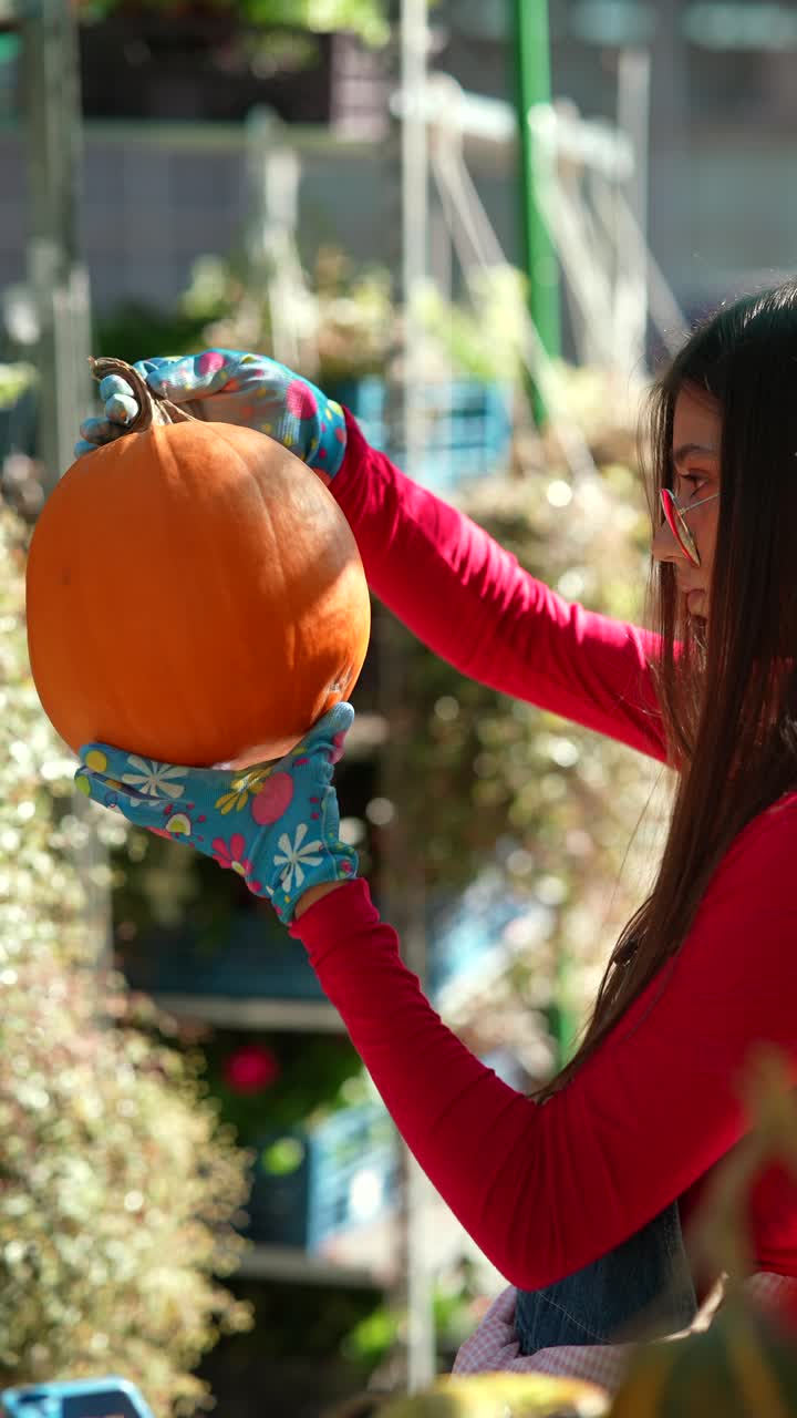 mujer con una calabaza