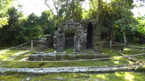 pequeño santuario en san gervasio, sitio arqueológico maya, cozumel, méxico