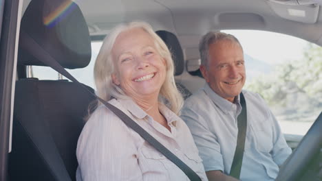 Retrato-De-Una-Pareja-Mayor-Sentada-Y-Conduciendo-Un-Coche-De-Alquiler-En-Vacaciones-De-Verano