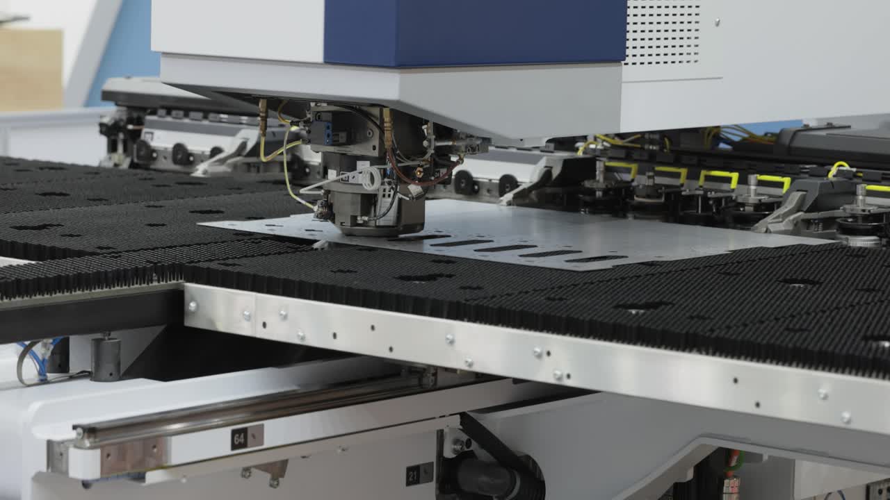 Coordinate-cutting hydraulic press CNC automatic punching.