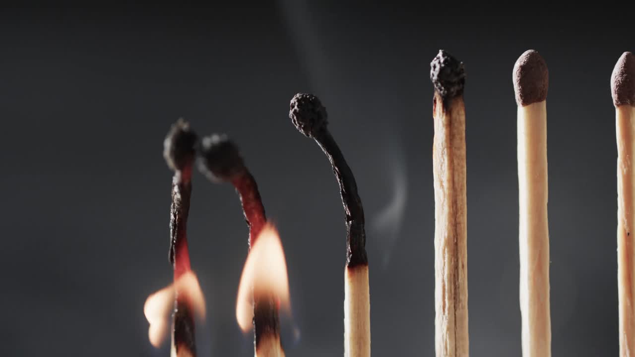 video de fósforos con llama de fuego amarilla y espacio de copia en fondo negro