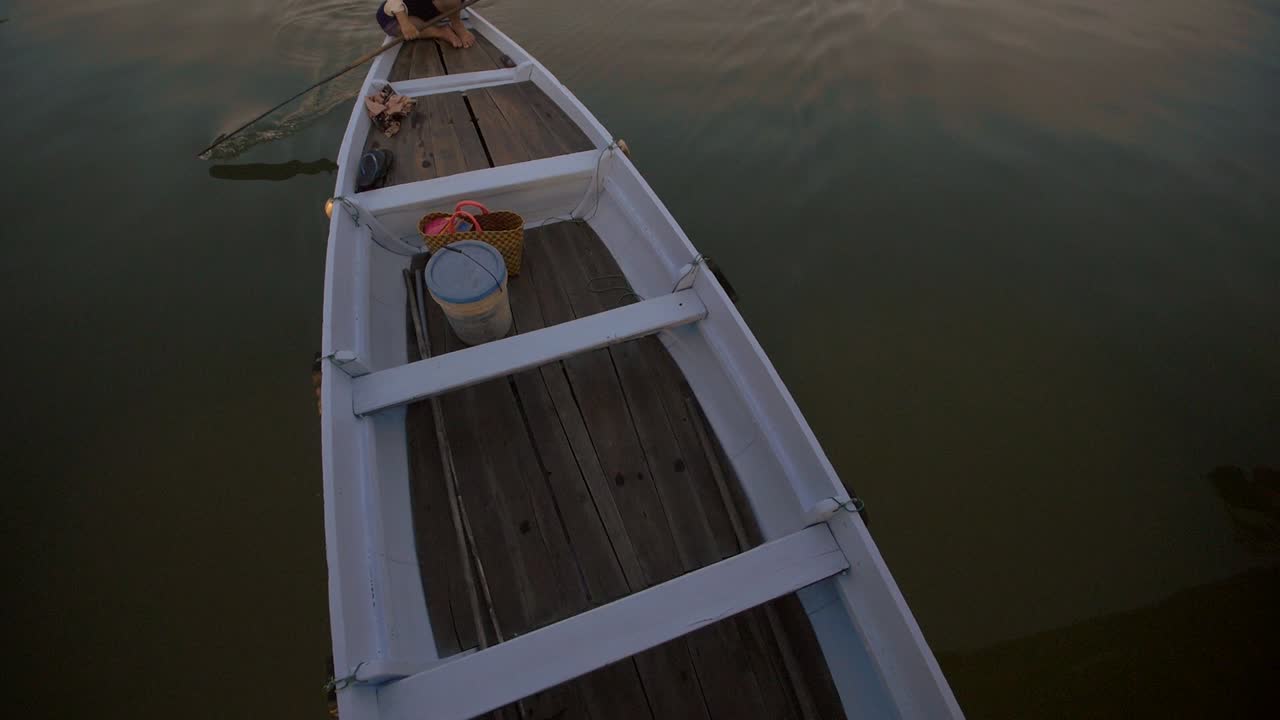 다리 아래를 지나가는 베트남 보트