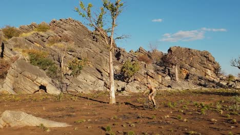 Macho-Joven-Se-Lanza-De-Una-Roca-En-Su-Bicicleta-En-El-Interior-De-Australia