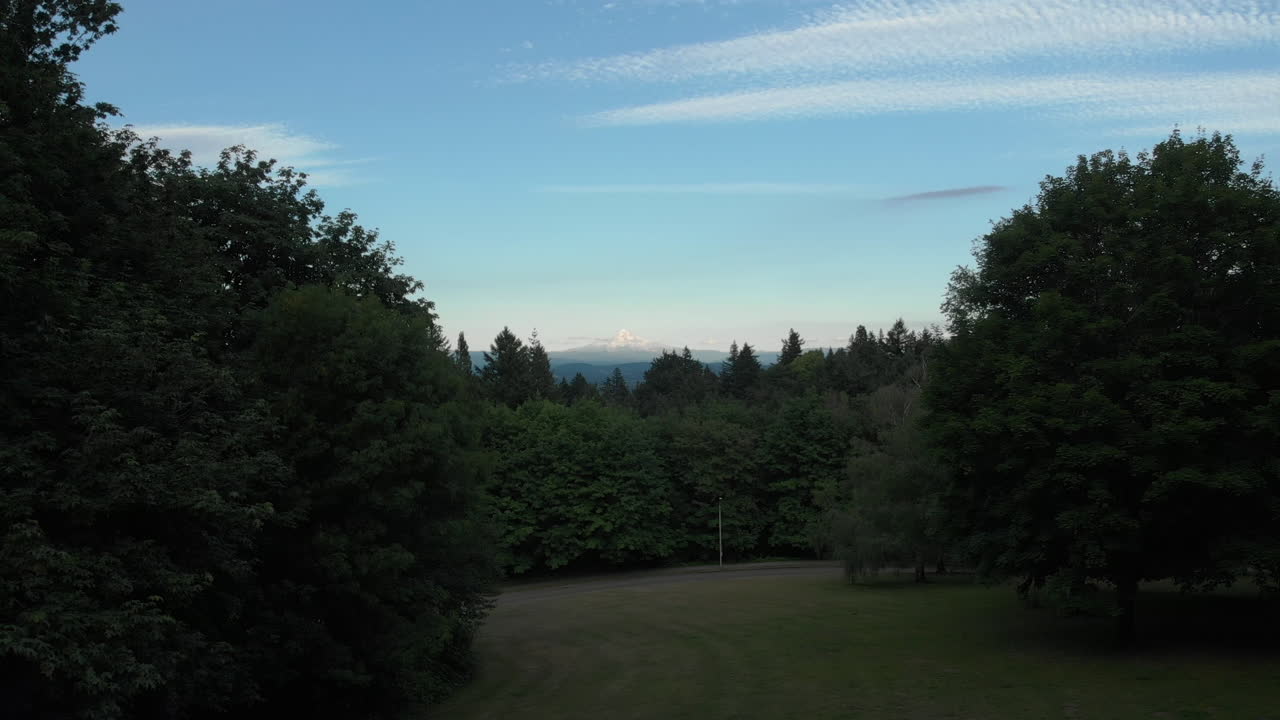 Drone che passa a bassa quota tra gli alberi rivela il Monte Hood a Portland, Oregon.