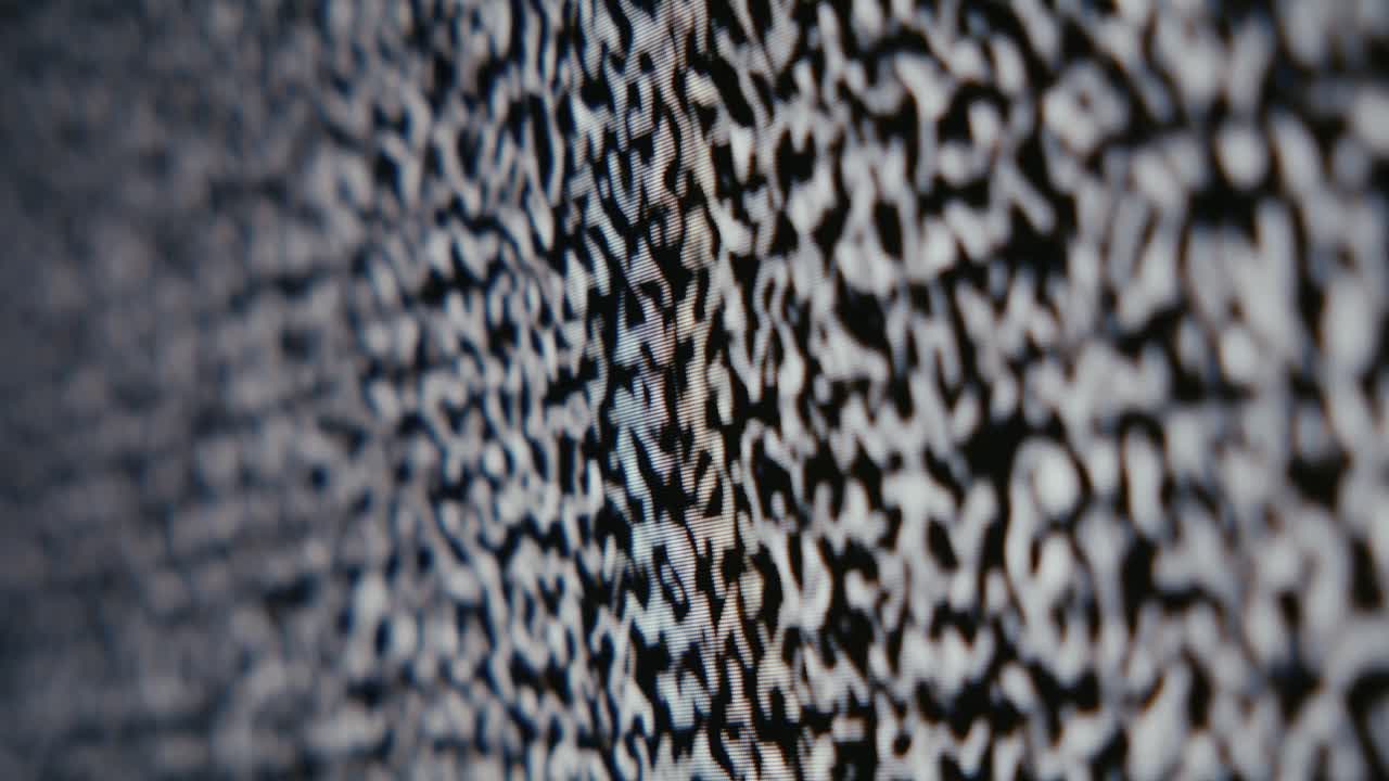 화면에 검은색과 색의 디지털 정적