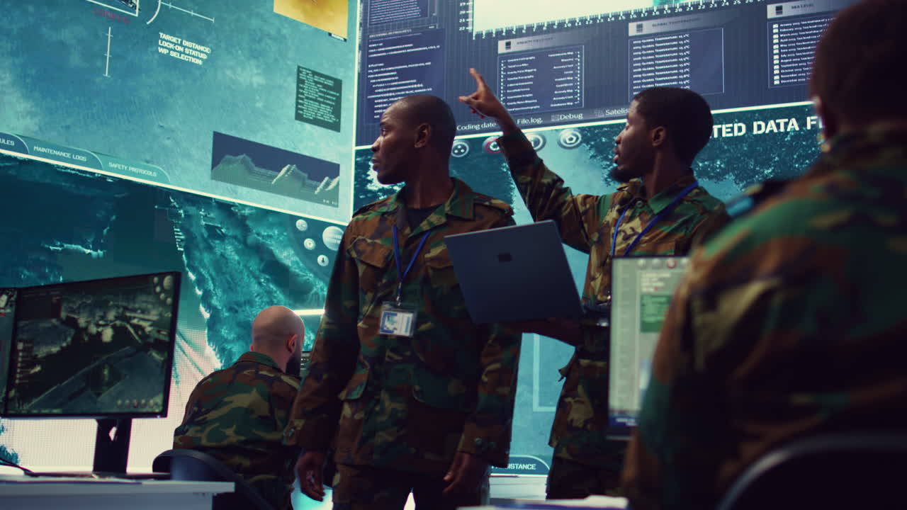 especialistas en sistemas de apoyo de señales trabajan con datos del campo de batalla