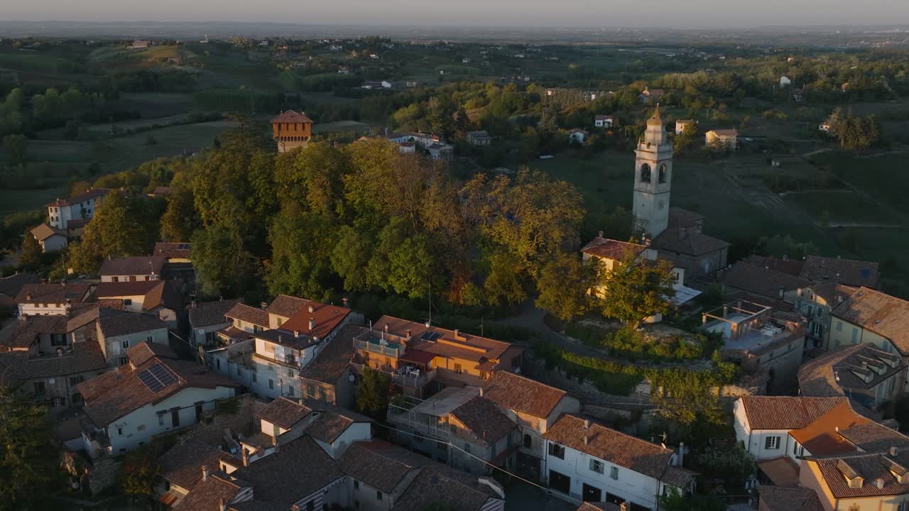 vista aérea de piamonte, la histórica ciudad de carpeneto y el palacio del norte de italia al atardecer.