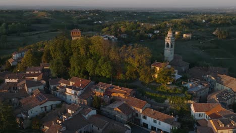 Vista-Aérea-De-La-Ciudad-Histórica-De-La-Cima-De-La-Colina-De-Piemonte-Carpeneto-Y-El-Palacio-Del-Norte-De-Italia-Al-Atardecer