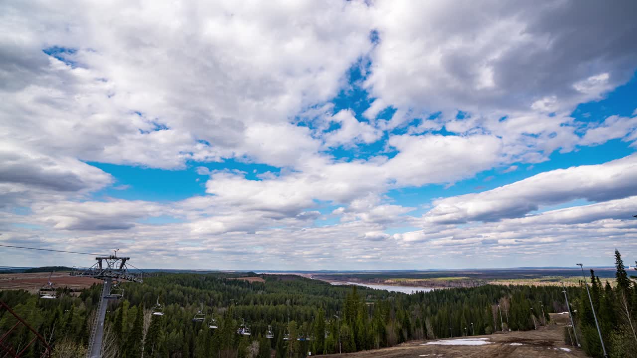 산과 숲과 강 주변의 아름다운 봄 여름 풍경. 잠금 기간 동안 거의 관광객이 없는 스키 리프트. 케이블카. 언덕 꼭대기에서 볼 수 있는 풍경. 루프.