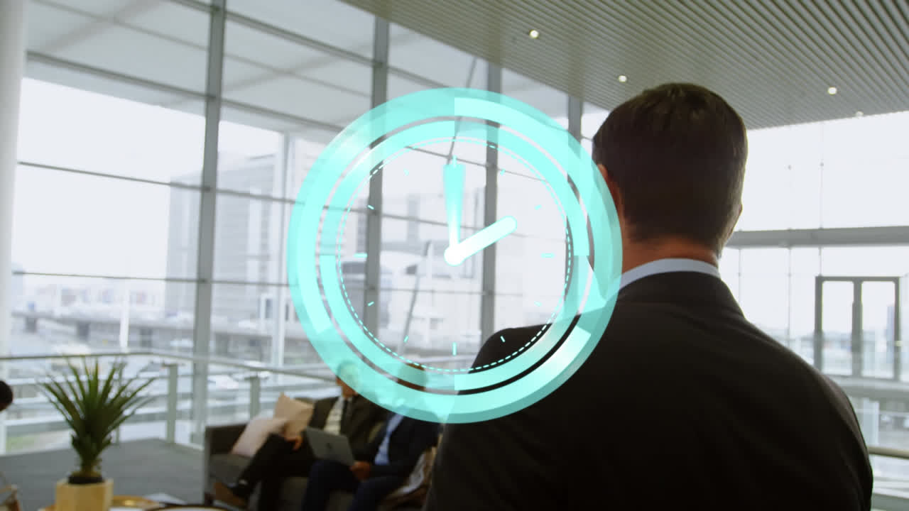 animación del reloj sobre la vista trasera de un hombre de negocios caucásico caminando por la oficina