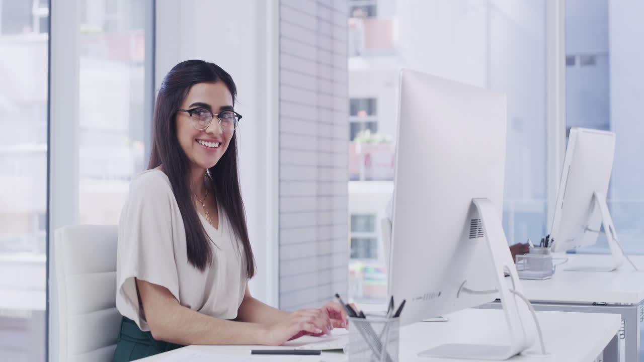 dos hombres de negocios usando sus computadoras