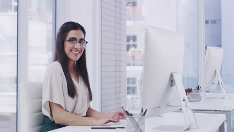 dos hombres de negocios usando sus computadoras