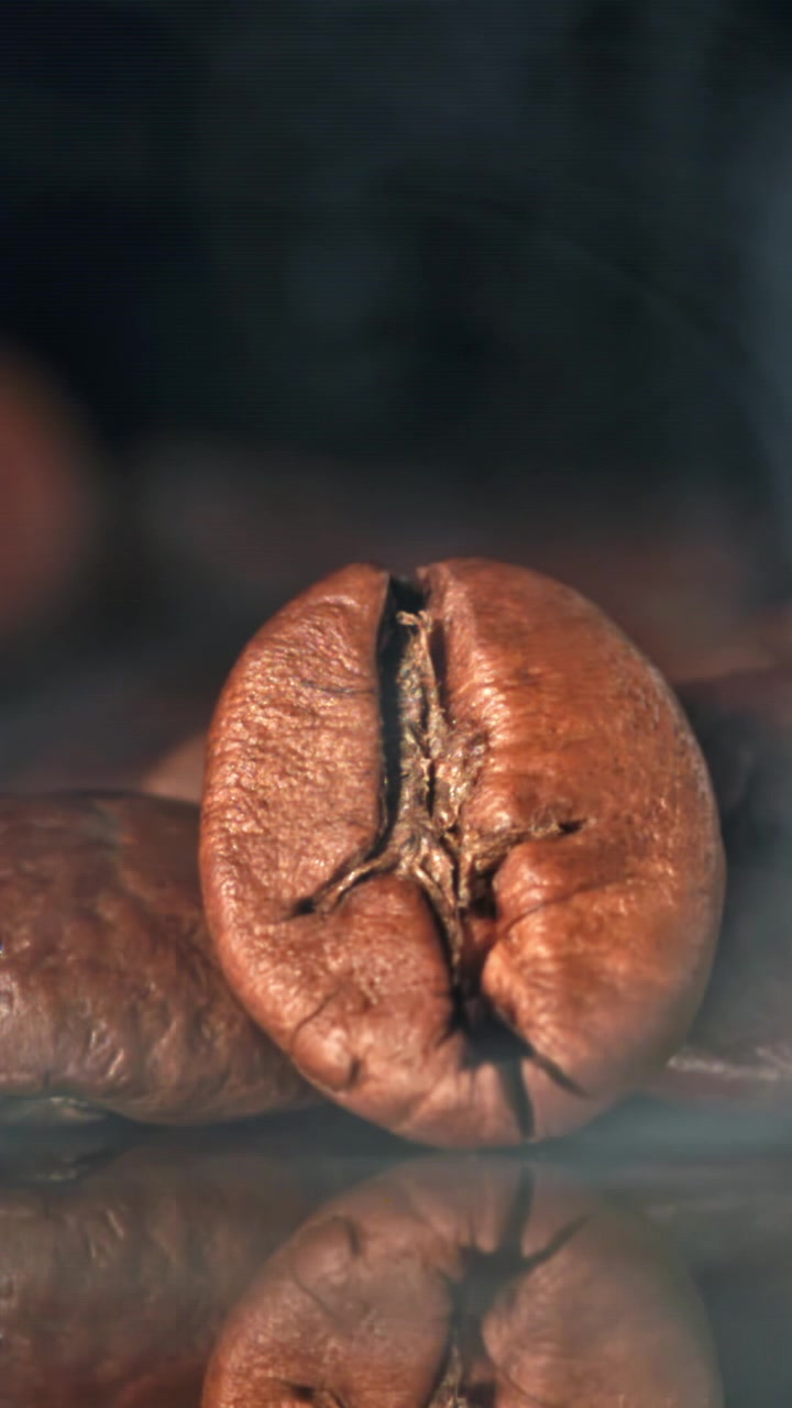 Ripresa macro di chicco di caffè caldo con vapore che sale