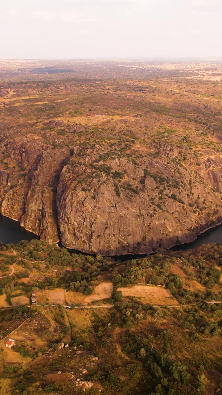 Vista aerea verticale del paesaggio del fiume Douro internazionale