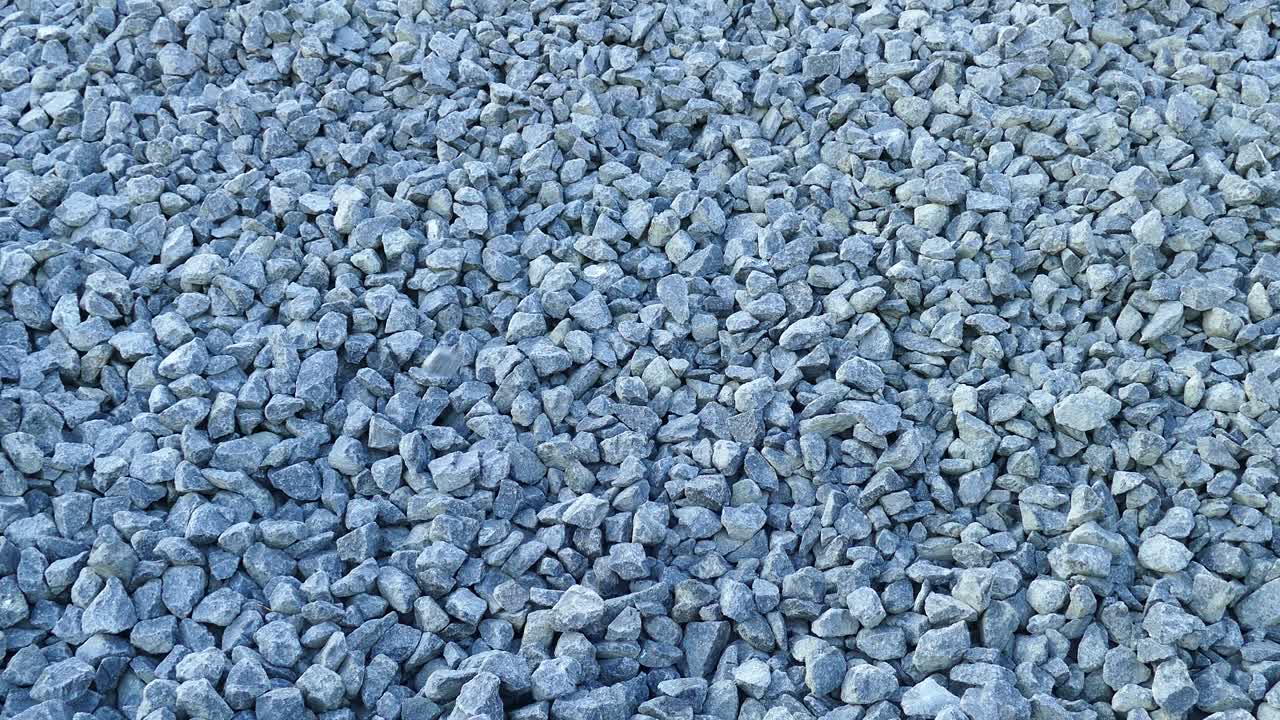 철도 트랙, 고속 철도, 건설에 사용되는 작은 바위 조각에 놓인 큰 바위.