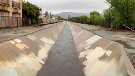 video del lavado de los angeles mientras llueve intermitentemente