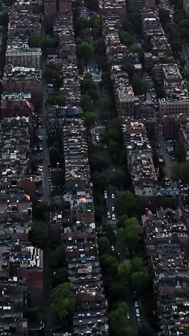 Paesaggio urbano negli Stati Uniti visto dall'alto alla luce della sera