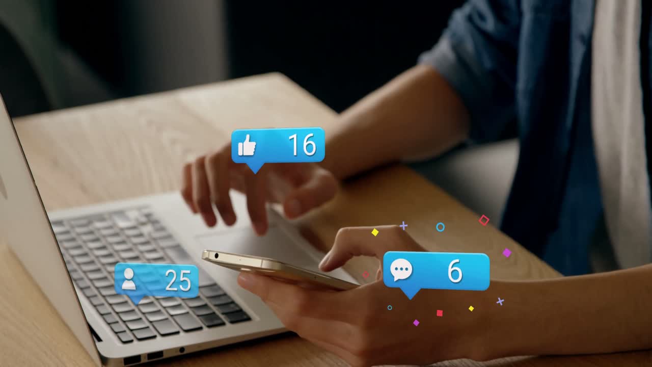 animación de iconos de redes sociales cayendo sobre una persona que usa una computadora portátil