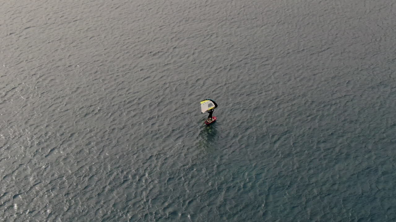 tiro de drone de hombre haciendo windsurf en el mar