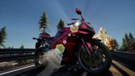 Sportbike-Auf-Drei-Straßen-Im-Wald-Mit-Sonnenstrahlen