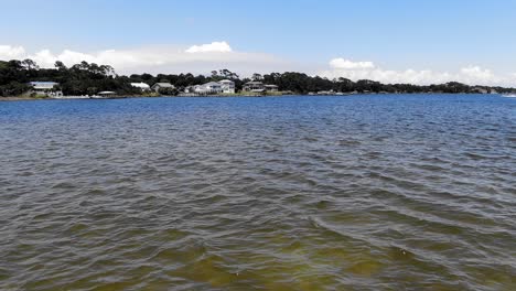 toma fija del agua de okaloosa sound junto a destin en el noroeste de florida