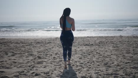 mujer corriendo en la playa