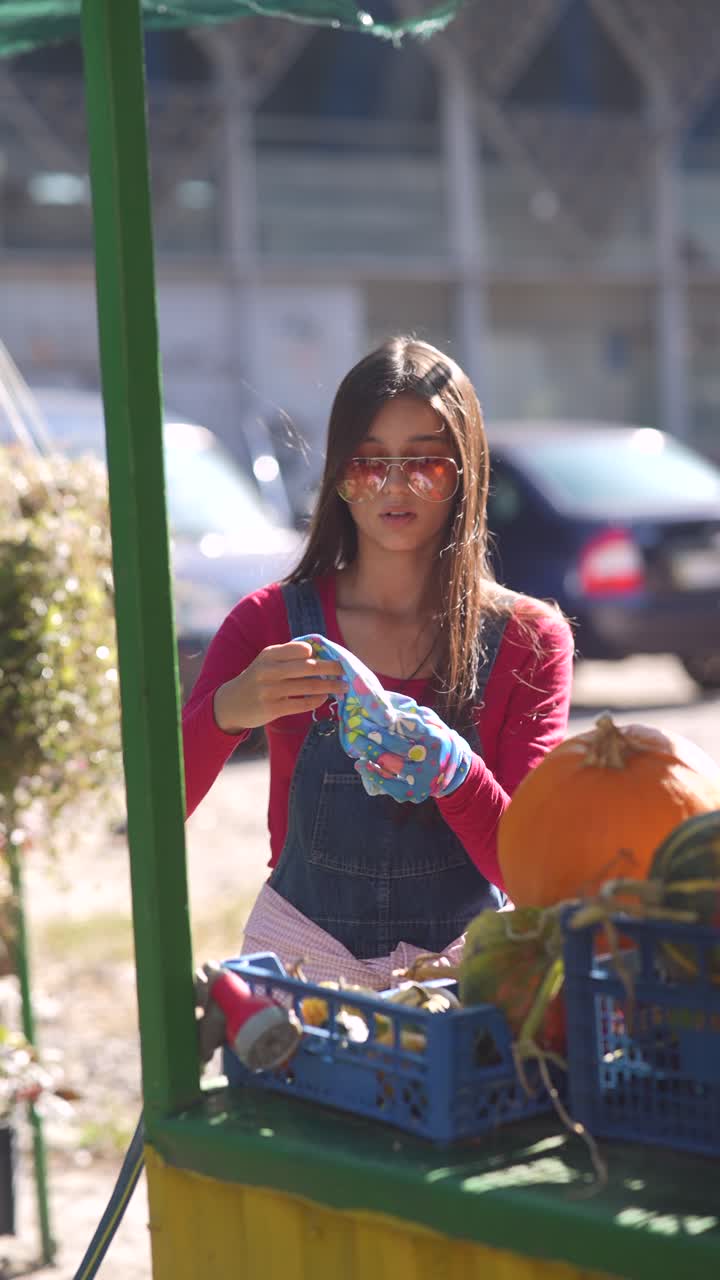 mujer vendiendo productos en un mercado al aire libre