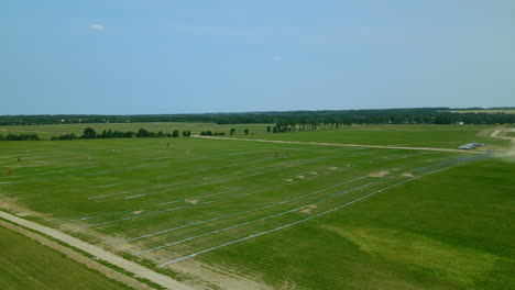 Sitio-De-La-Granja-Fotovoltaica-Más-Grande-De-Europa-Central,-órbita-Aérea-Sobre-El-Campo-De-Paneles-Solares-Renovables-Durante-La-Construcción,-Zwartowo,-Polonia