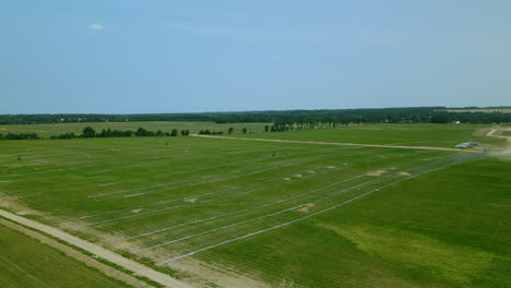 sitio de la granja fotovoltaica más grande de europa central, órbita aérea sobre el campo de paneles solares renovables durante la construcción, zwartowo, polonia