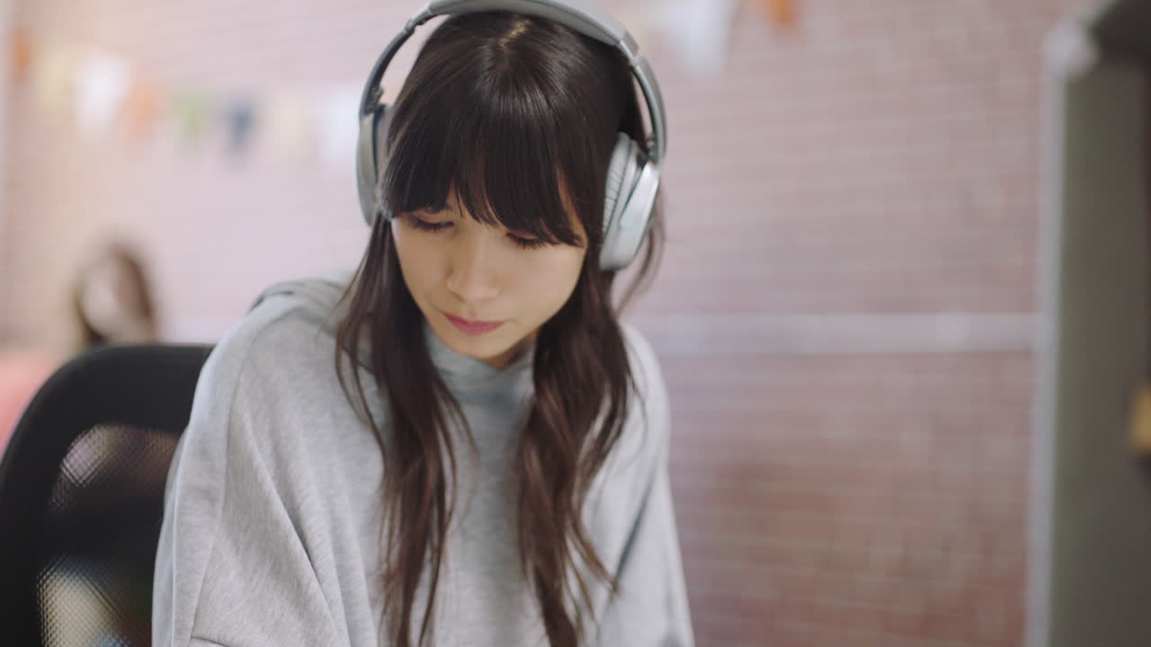 크리에이티브 사무실, 스타트업 직원이 아이스 차를 마시고 있습니다.