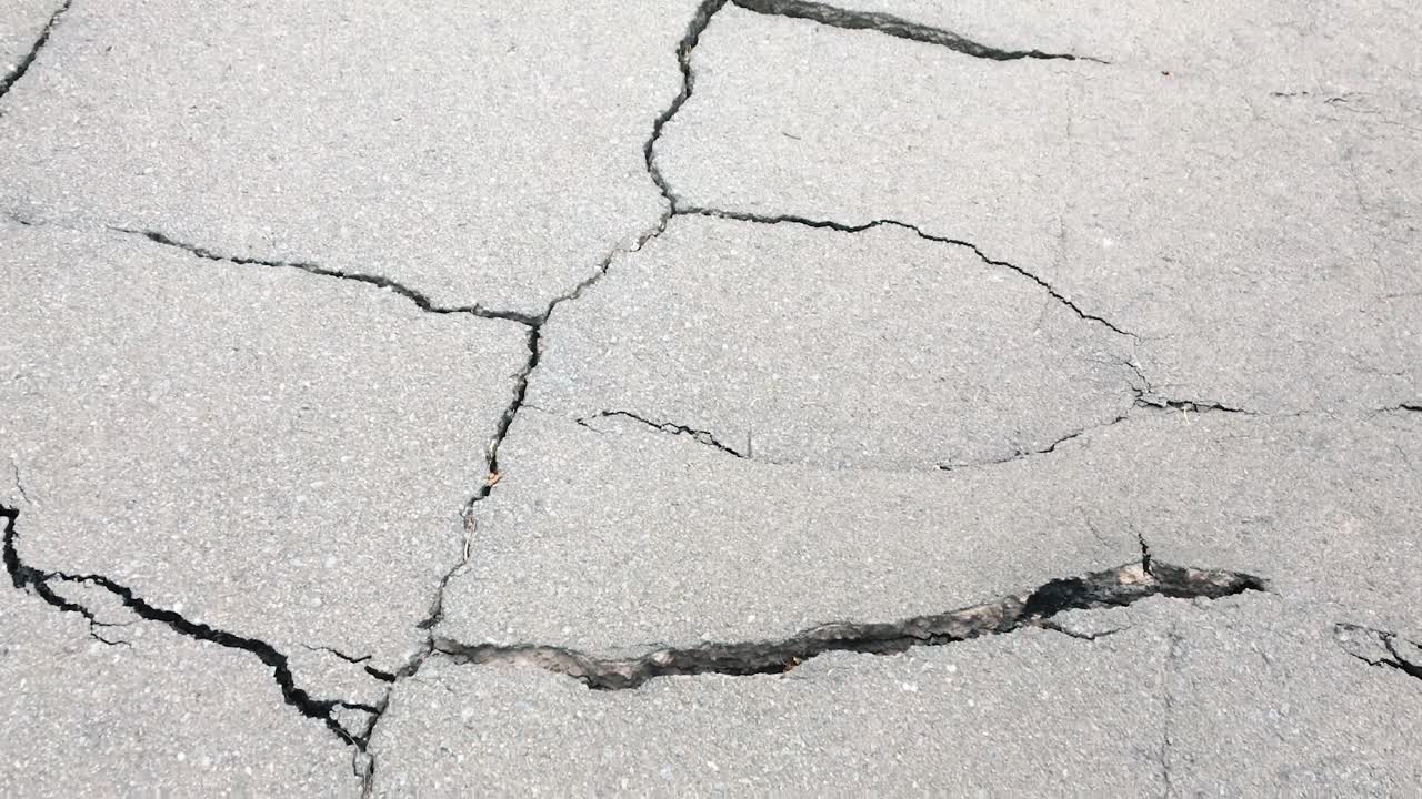 홍수 물이 금이 간 길을 따라잡다