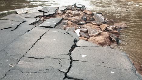 Las-Aguas-De-La-Inundación-Alcanzan-Un-Camino-Agrietado