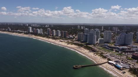 muelle y paisaje la pastora, playa mansa en punta del este en uruguay
