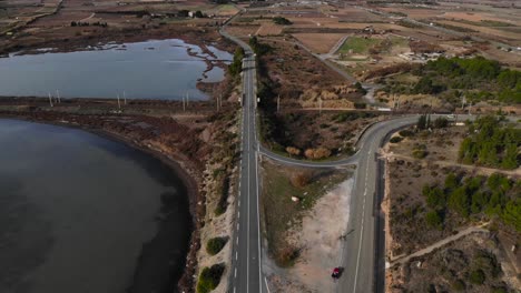 aéreo: carretera con poco tráfico en el sur de francia durante el invierno