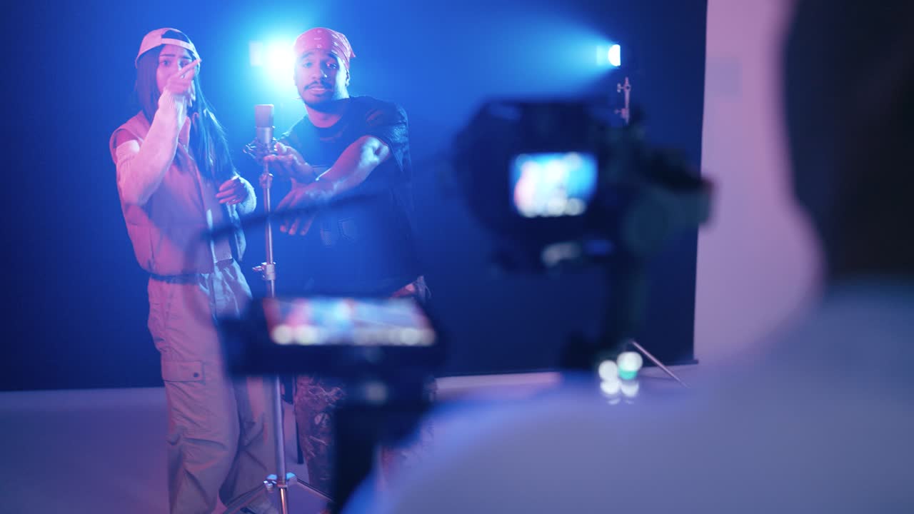 Musikere der synger og danser, mens de optager en reggaeton musikvideo