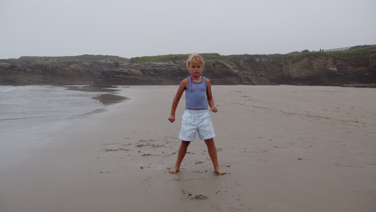 해변에서 무술을 연습하는 아이