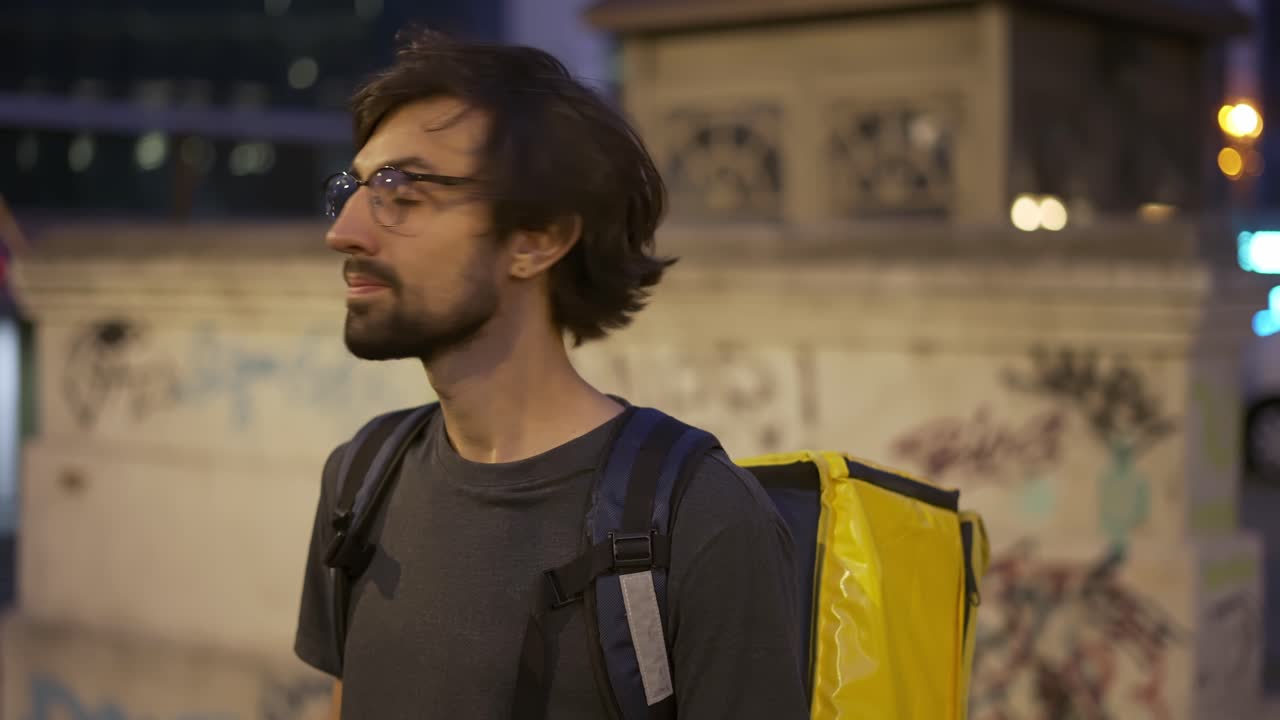 Corriere in bicicletta con zaino termico, alla ricerca della destinazione