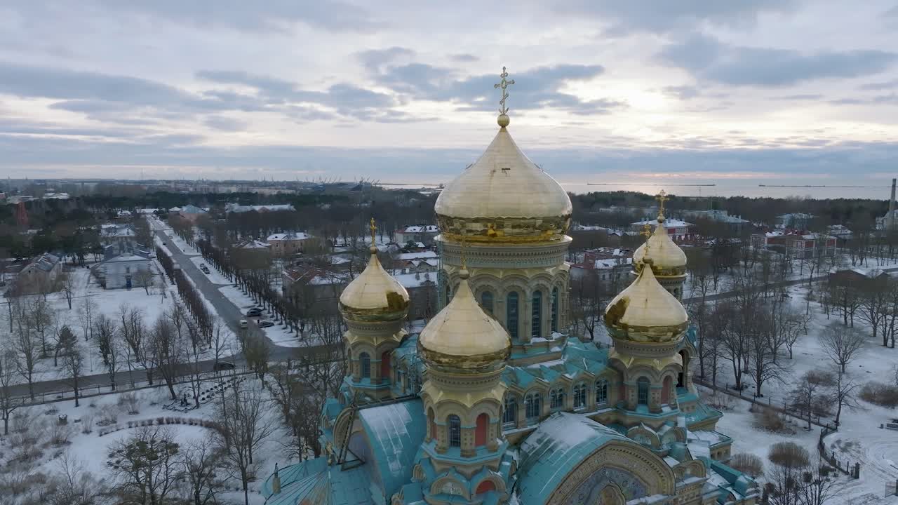 luftaufnahme der orthodoxen kirche, drohnenaufnahme, die sich in der nähe vorwärtsbewegt